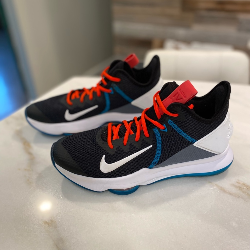 Nike Lebron Witness 4 Men’s Size 10 Sneaker